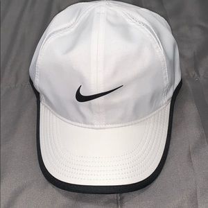 NIKE FEATHERLIGHT ADJUSTABLE CAP